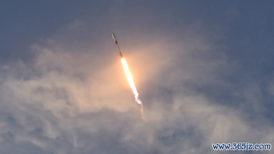 佛罗里达州卡纳维拉尔角，肯尼迪航天中心 39A 放射台，SpaceX 猎鹰 9 号火箭搭载 60 颗星链卫星起飞，这是星链组网第 13 批卫星，旨在为巨匠提供宽带互联网办事，拍摄于 2020 年 10 月 6 日。